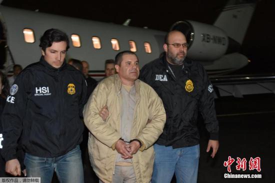 當(dāng)?shù)貢r間2017年1月20日,美國紐約,墨西哥毒梟古茲曼抵達(dá)紐約長島麥克阿瑟機(jī)場,即將在紐約受審。 點擊進(jìn)入下一頁