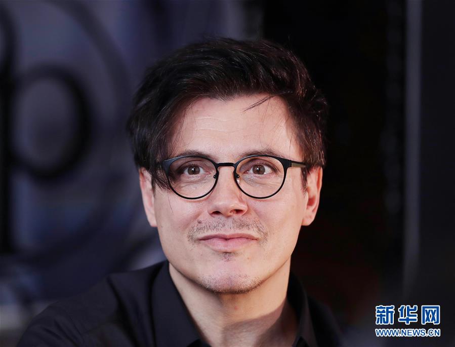 （國際&middot;圖文互動）（6）通訊：手牽手，我們共同驅(qū)散陰霾&mdash;&mdash;法國音樂人創(chuàng)作抗疫歌曲背后的故事