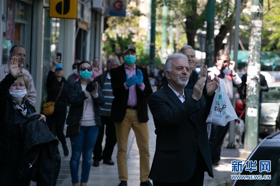 （國(guó)際疫情&middot;圖文互動(dòng)）（1）雅典&ldquo;卡車音樂會(huì)&rdquo;致敬白衣天使