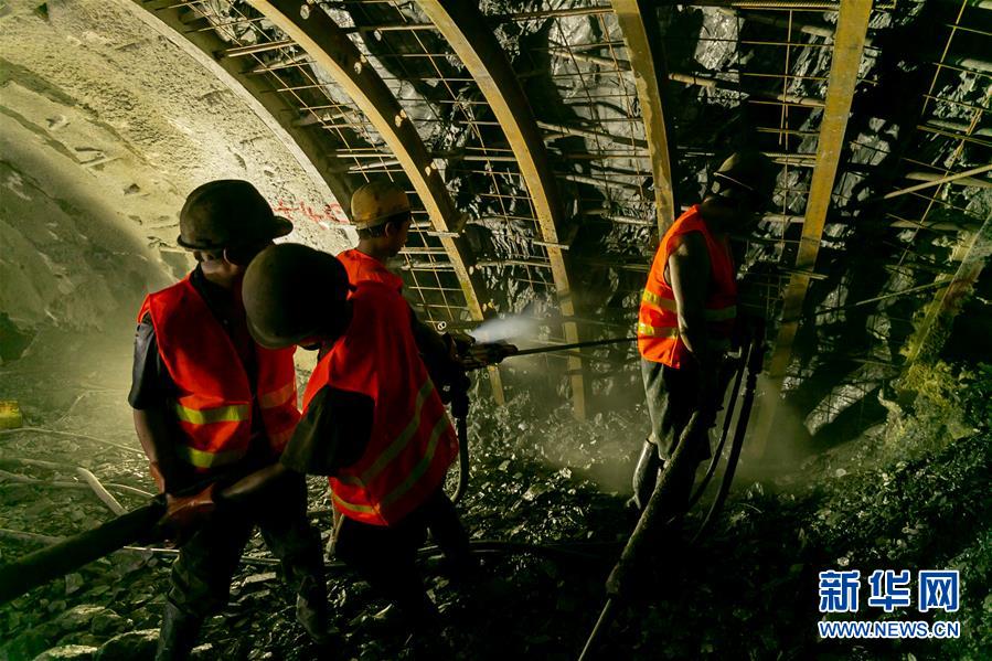 (國際)(1)中老鐵路全線隧道實現貫通