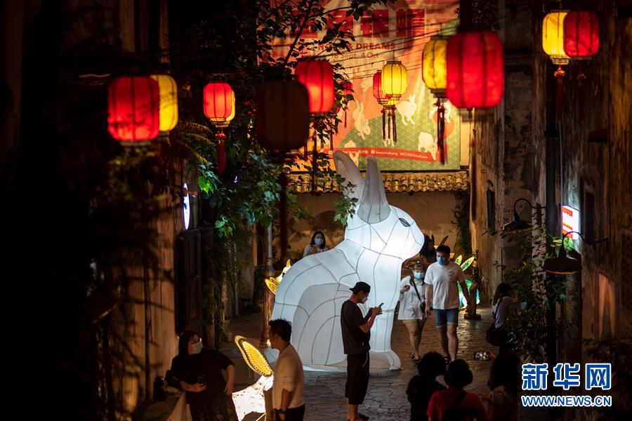 （國(guó)際&middot;圖文互動(dòng)）（6）玉兔花燈映照吉隆坡月夜