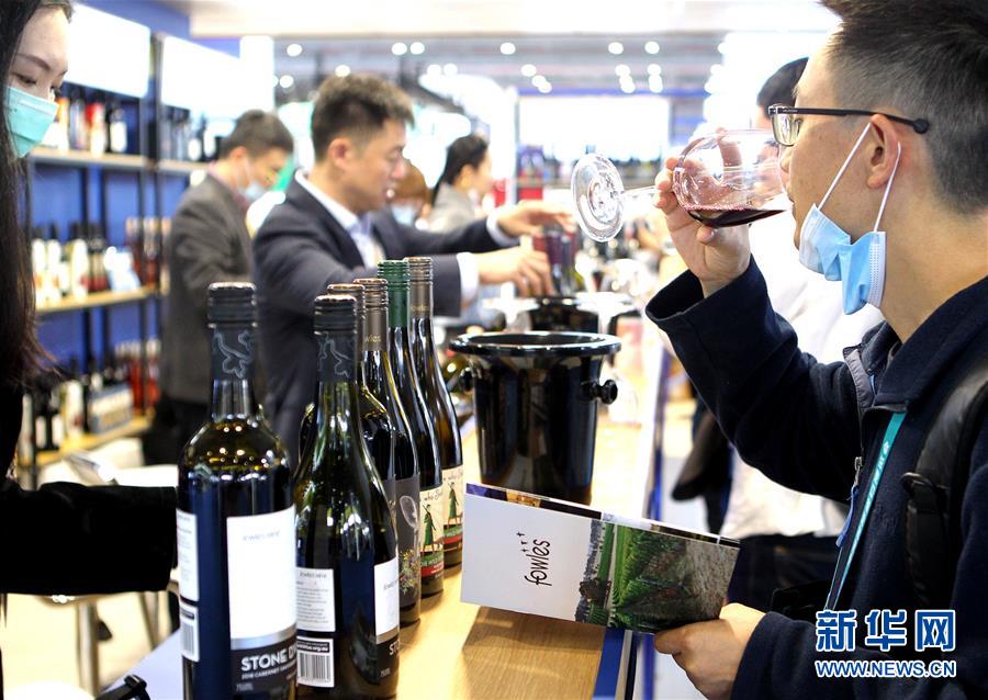 (第三屆進博會·圖文互動)(11)全球“寶藏級”美食薈萃——進博會食品及農產品館遍藏世間珍饈