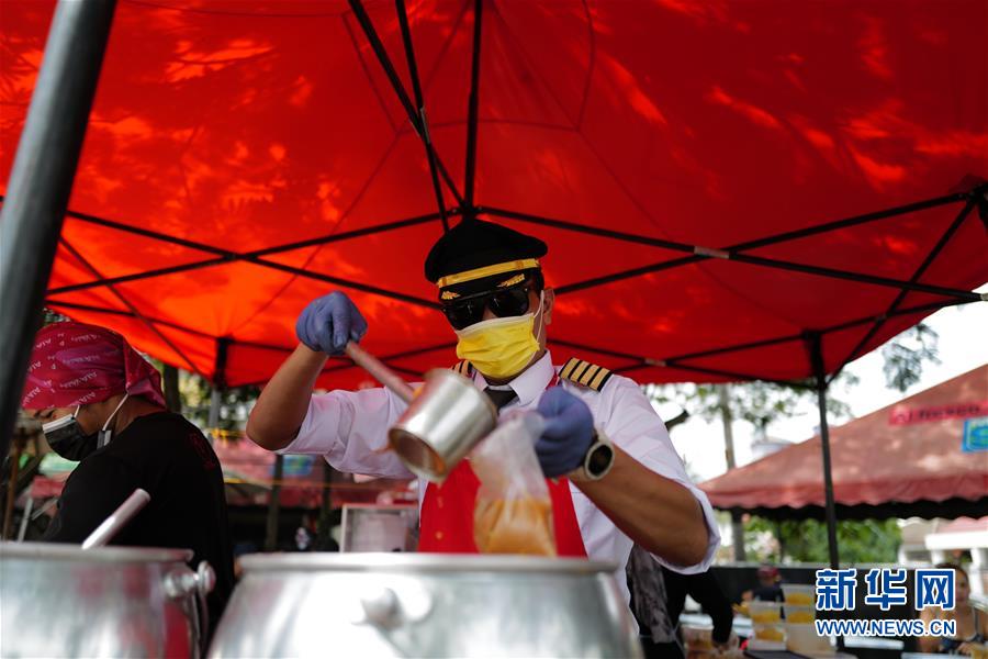 (國際·圖文互動)(6)通訊:前方總有機遇——記馬來西亞一位飛行員疫情下擺攤再就業