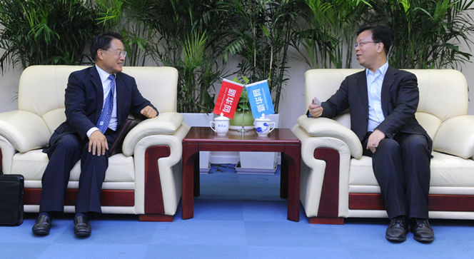 新華網黨委常委、副總編輯劉加文在訪談前會見李勇