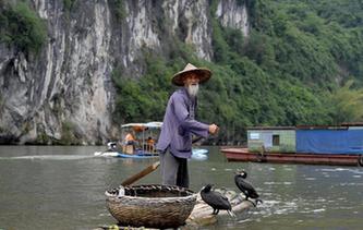七旬漓江漁翁擺拍經驗豐富 成攝影圈&ldquo;名模&rdquo;