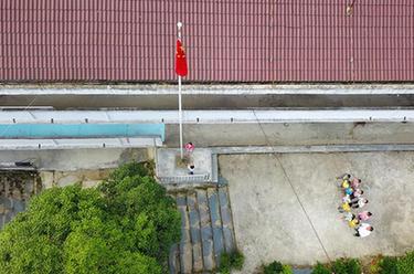 深山&middot;村小&middot;三十七年